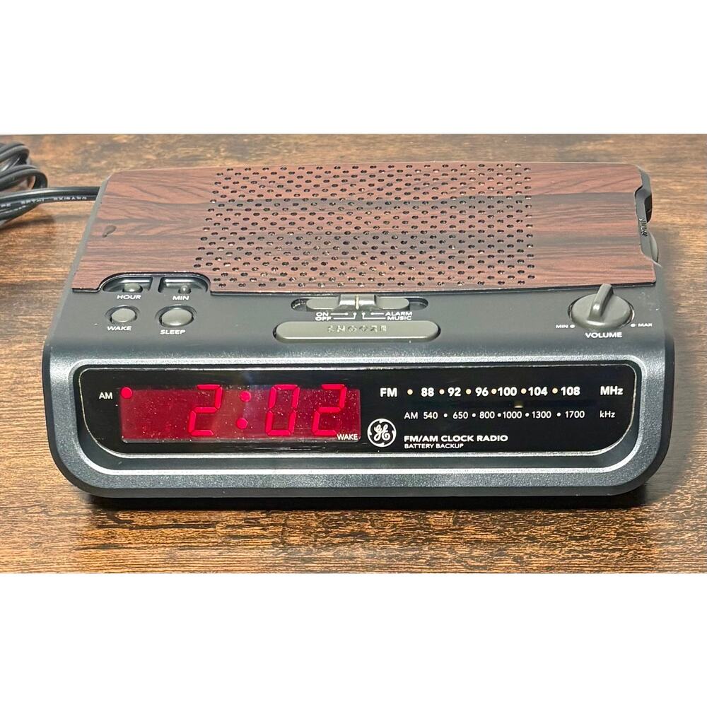 Vintage GE 7-4613D Woodgrain Retro Digital Display Alarm Clock / Radio - WORKS!
